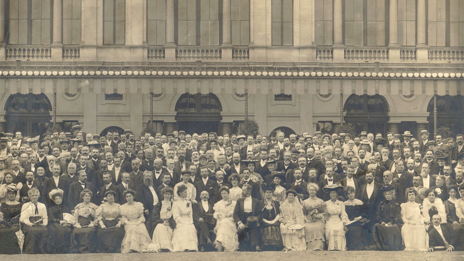 Group photograph of the participants of the first World Esperanto Congress, Boulogne-sur-Mer, August 1905: hundreds of men and women in front of a large building