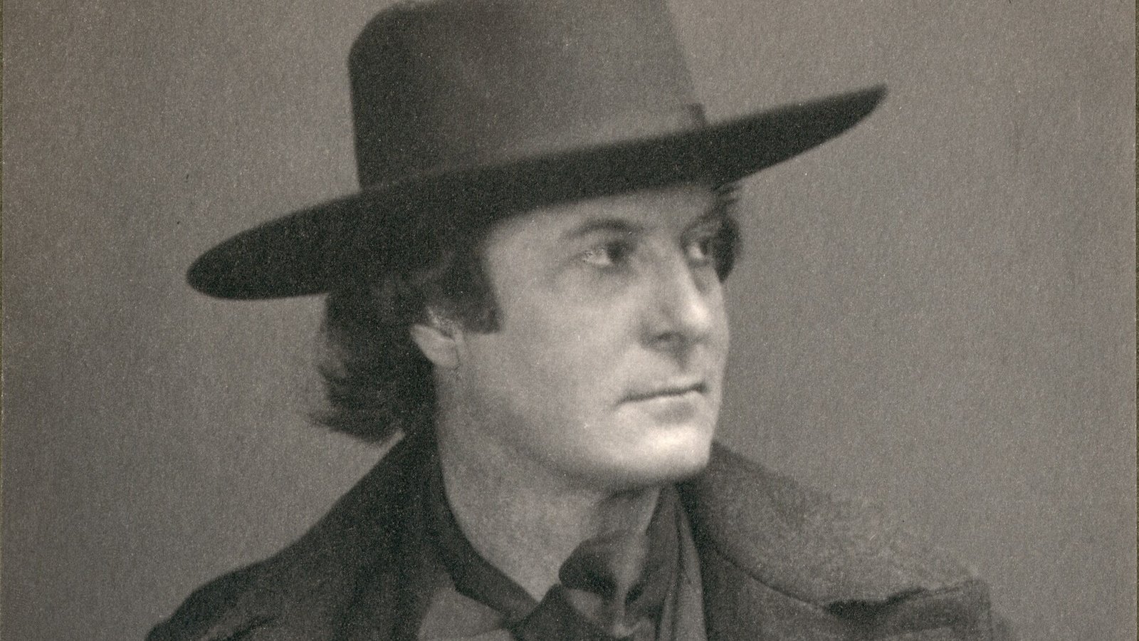 Geniş kenarlı şapkası ve fularıyla yazar ve pazarlamacı Elbert Hubbard, yaklaşık 1900