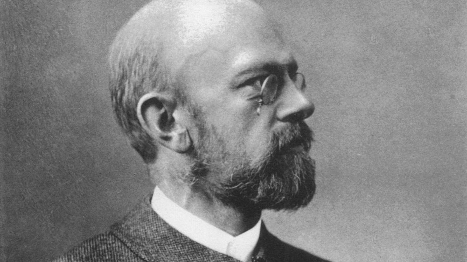 Black-and-white portrait of the bearded, bespectacled German mathematician David Hilbert, 1907