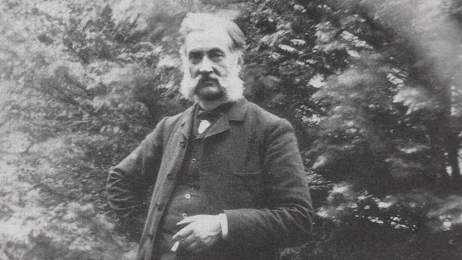 Hareketli görüntünün öncülerinden Louis Le Prince, bir bahçede ayakta, yaklaşık 1889