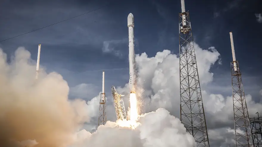 SpaceX Falcon 9 roketinin fırlatma rampasından duman bulutları içinde kalkışı