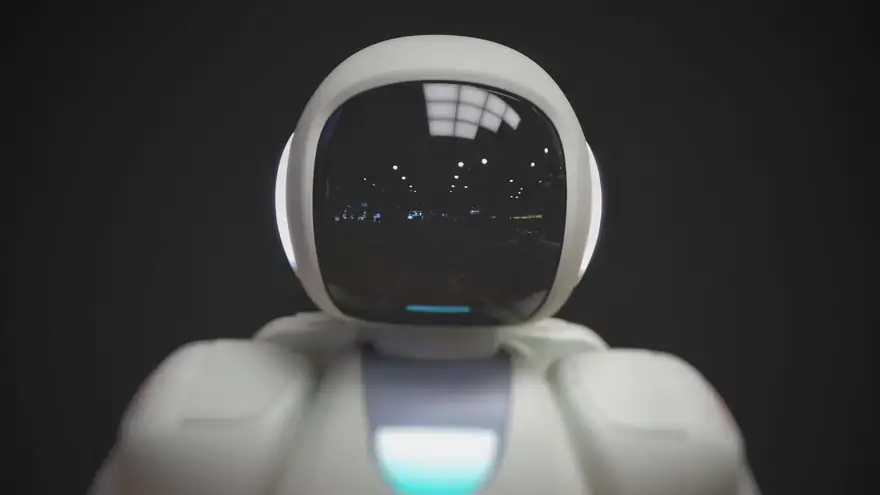 Koyu zemin önünde duran beyaz insansı robot