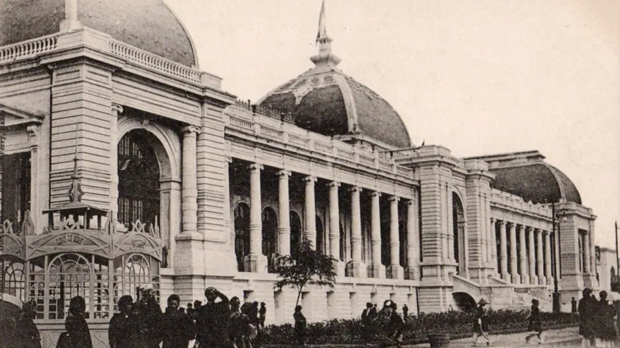 Pierre Dieulefils'in 1902 tarihli fotoğrafı: Hanoi Sergisi'nin kubbeli, sütunlu Grand Palais binası ve önünde yürüyen kalabalık