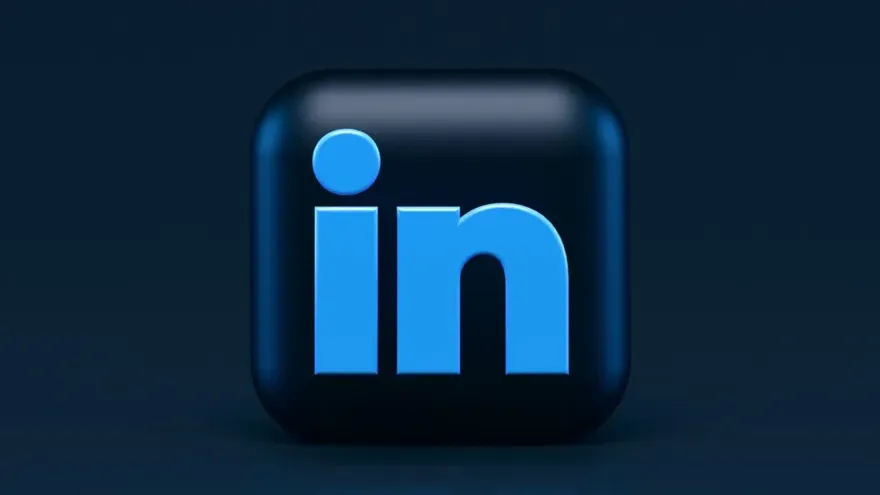 Lacivert zemin üzerinde üç boyutlu LinkedIn logosu