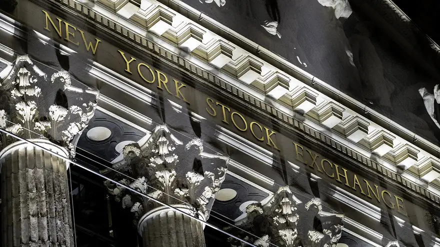 New York Borsası binasının cephesindeki 'New York Stock Exchange' yazısı ve sütun başlıkları