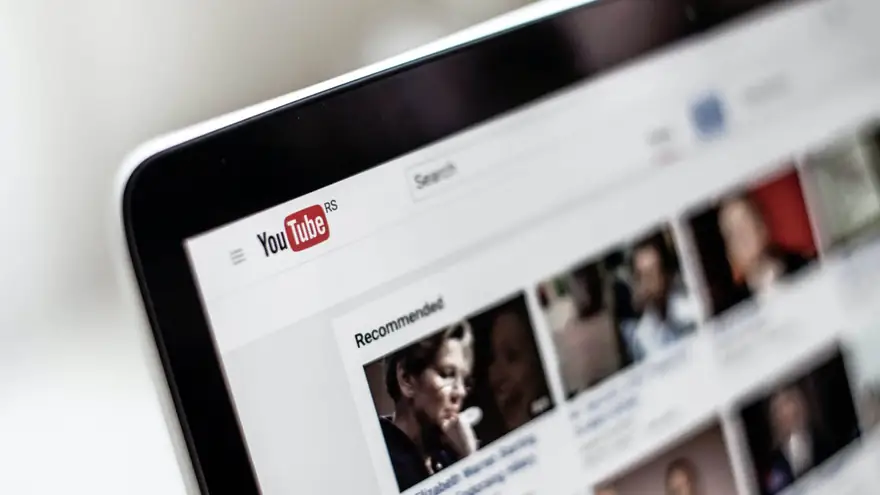 Tablet ekranında açık YouTube ana sayfası