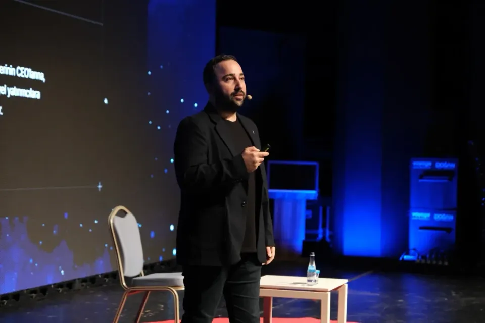 Kaan Gülten sahnede konuşurken